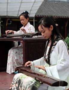 Zum chinesischen Mondfest spielen die Chinesinnen in traditioneller Kleidung auf der Guqin