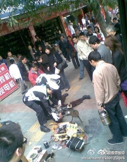 Die berüchtigten „Chengguan“ verprügelten Xia und andere Straßenverkäufer. Acht Fotos kursieren nach der Exekution Xias im Internet.