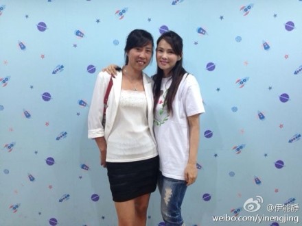Die bekannte taiwanesische Sängerin mit der Ehefrau von Xia.