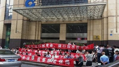 China: Zwangsentlassene Mitarbeiter der Staatsbank CCB demonstrieren