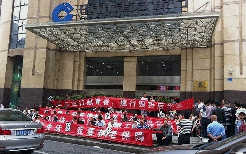 China: Zwangsentlassene Mitarbeiter der Staatsbank CCB demonstrieren