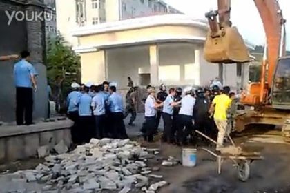 China: Hier verprügeln 100 Hilfspolizisten eine Handvoll Soldaten
