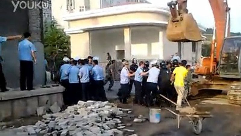 China: Hier verprügeln 100 Hilfspolizisten eine Handvoll Soldaten
