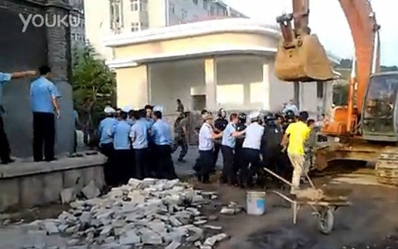 China: Hier verprügeln 100 Hilfspolizisten eine Handvoll Soldaten