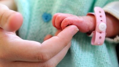 Corona-Abstand der besonders traurigen Art – für von Leihmüttern ausgetragene Babys und deren Eltern