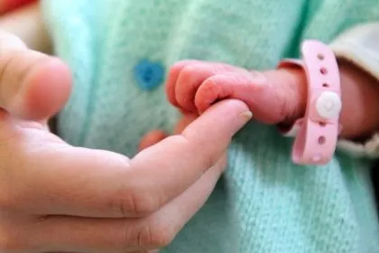 Corona-Abstand der besonders traurigen Art – für von Leihmüttern ausgetragene Babys und deren Eltern