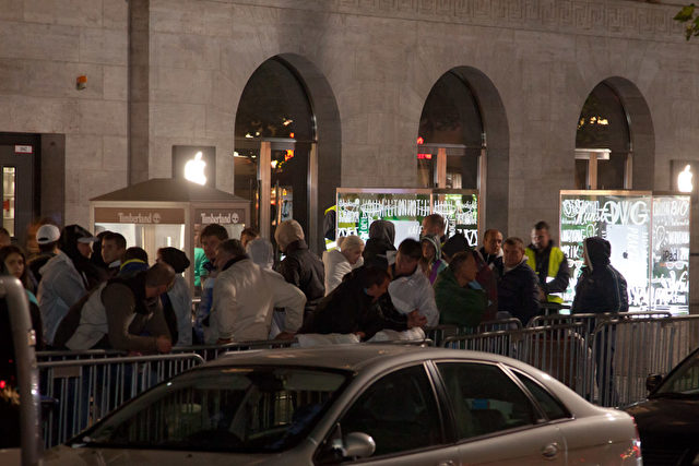 Vor dem Apple Store auf dem Kurfürstendamm sammeln sich Hunderte Apple-Fans - alle wollen das neue iPhone 5S ergattern.