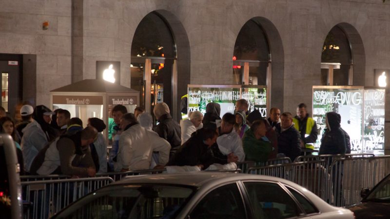 Berlin: Hunderte übernachten fürs iPhone 5S vor Apple Store