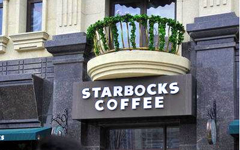 China: Laden zu verkaufen direkt neben „Starbocks“