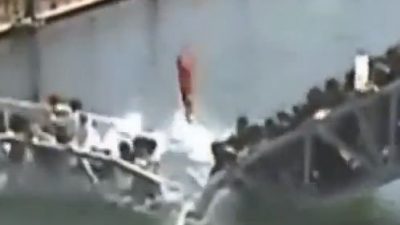 VIDEO: Überfüllte Fußgängerbrücke stürzt in China ein