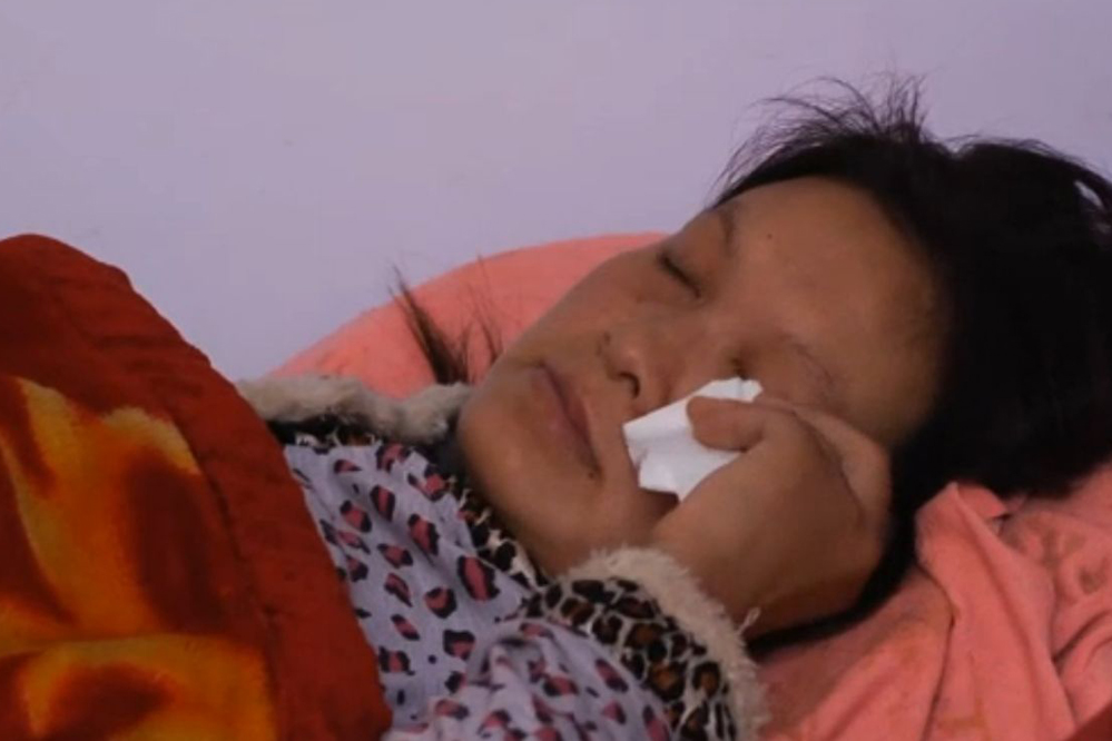 China: 20 Mann Abtreibungs-Kommando überwältigt Schwangere