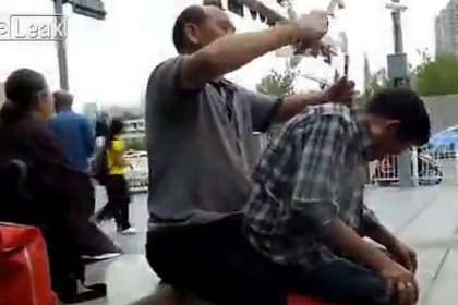 VIDEO Massage mit Hammer und Meißel in China