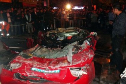 Unfall-Drama in China: Betonmischer begräbt BMW unter sich