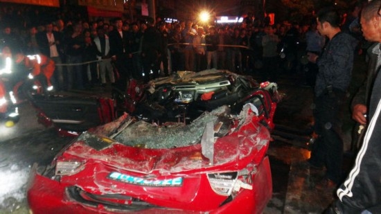 Unfall-Drama in China: Betonmischer begräbt BMW unter sich