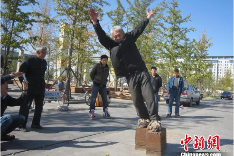 Chinese trainiert für Guinessbuch mit 450-Kilo-Schuhen