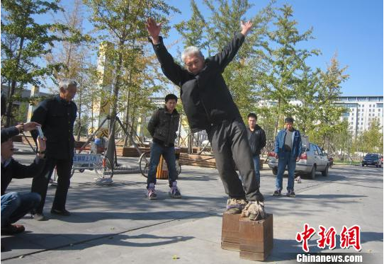 Chinese trainiert für Guinessbuch mit 450-Kilo-Schuhen