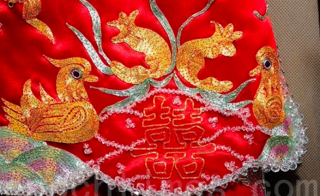 China: Traditionelle chinesische Kleidung zur Hochzeit