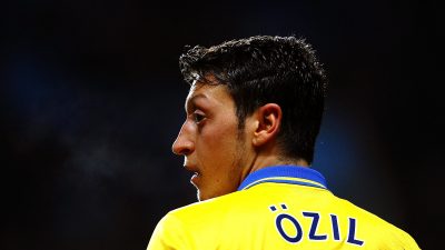 „Only god can judge me“: Özil betet während Nationalhymne – trotz Kritik