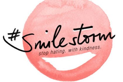 Für mehr Freundlichkeit im Netz: Glamour ruft zum „#Smilestorm“ auf