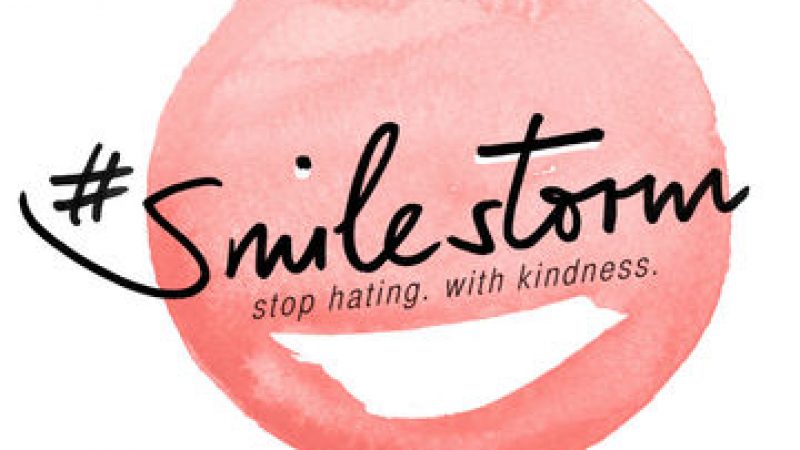 Für mehr Freundlichkeit im Netz: Glamour ruft zum „#Smilestorm“ auf