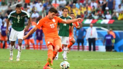 Niederlande gegen Mexiko Video: Gelbe Karte für Rafael Márquez führt zum Elfmeter Tor von Jan Huntelaar für Niederlande (Video)