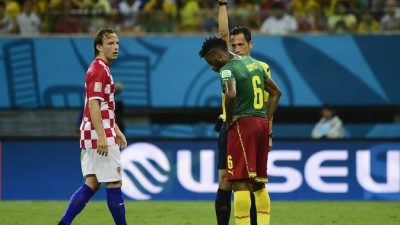 Nach dreistem Foul an Mario Mandžukić: Rote Karte für Alex Song im Spiel Kamerun gegen Kroation (VIDEO)