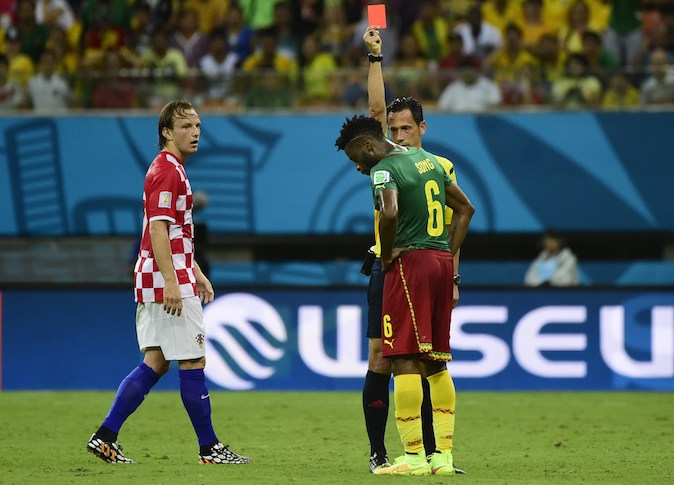 Nach dreistem Foul an Mario Mandžukić: Rote Karte für Alex Song im Spiel Kamerun gegen Kroation (VIDEO)