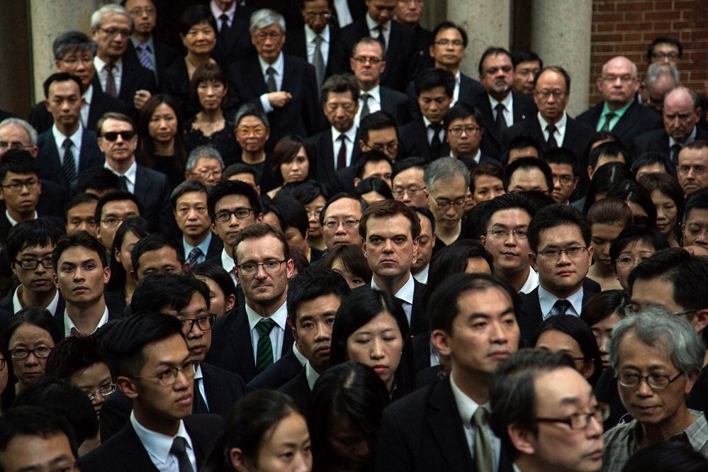 Hongkong: 1.800 Rechtsanwälte in Schwarz im Schweigemarsch gegen Chinas Weißbuch