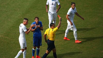 Italien gegen Uruguay: Nach Foul an Arevalo bekommt Claudio Marchisio eine harte Rote Karte (Video)