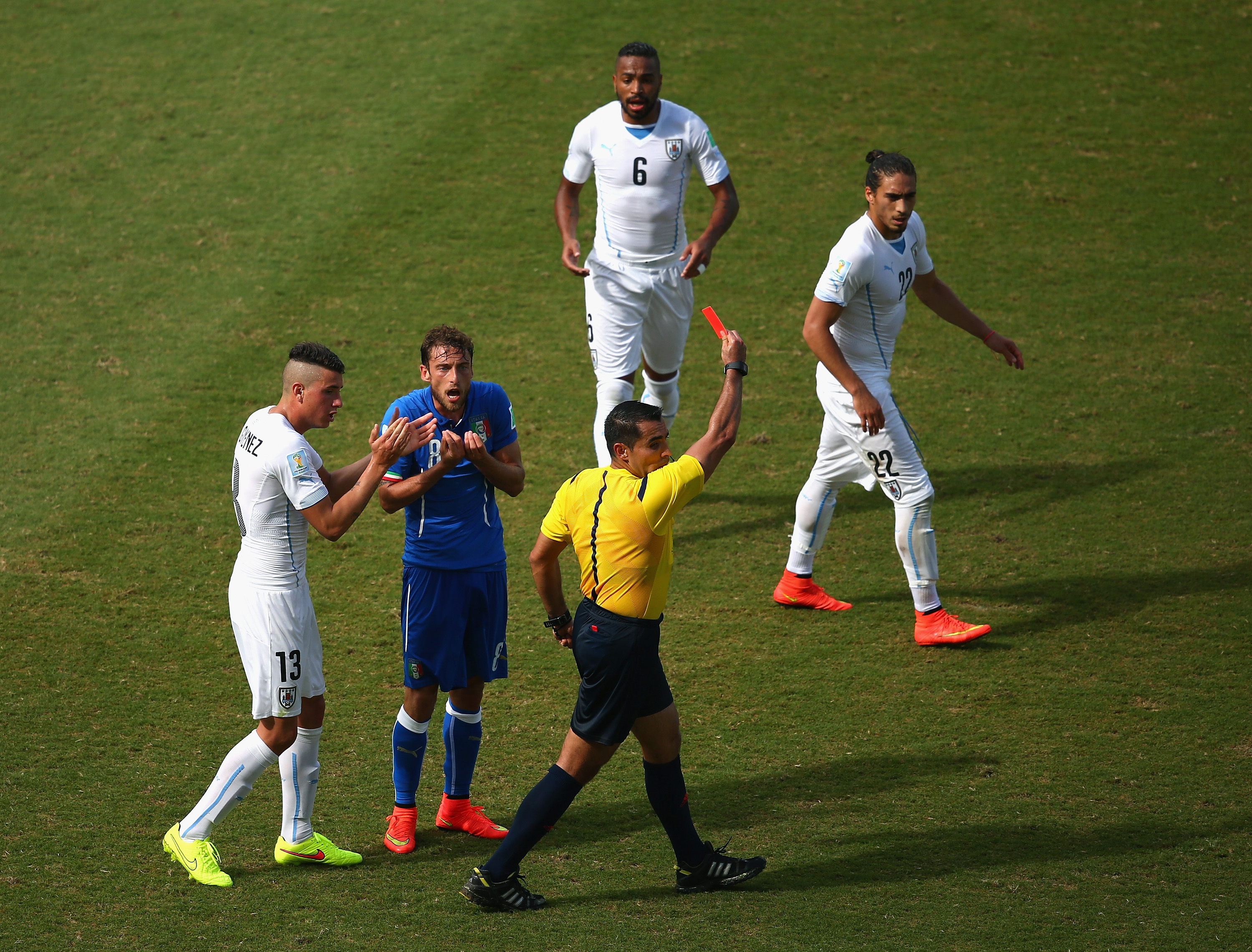 Italien gegen Uruguay: Nach Foul an Arevalo bekommt Claudio Marchisio eine harte Rote Karte (Video)