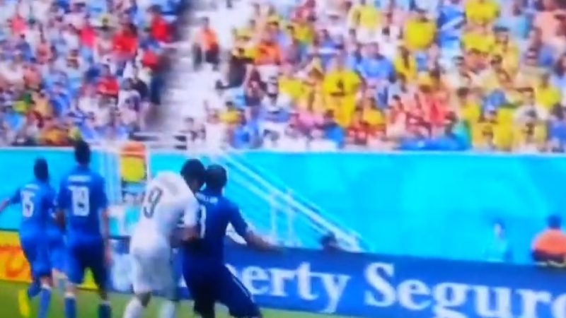 Italien gegen Uruguay: Luis Suárez von Uruguay biss Giorgio Chiellini (Video)
