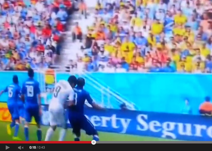 Italien gegen Uruguay: Luis Suárez von Uruguay biss Giorgio Chiellini (Video)