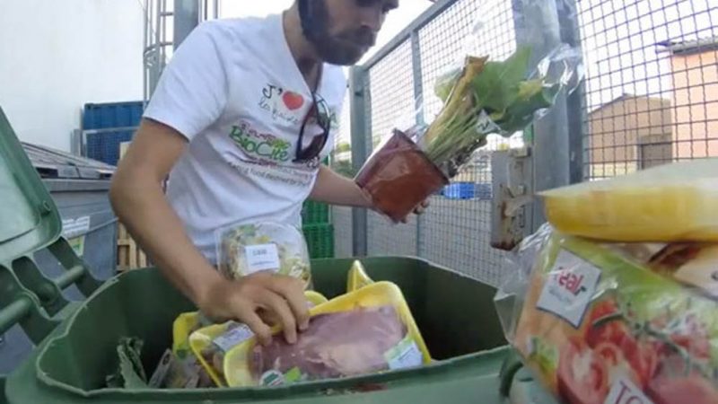 Franzose macht 3000 Kilometer-Radtour und isst nur aus Supermarkt-Mülltonnen (VIDEO)