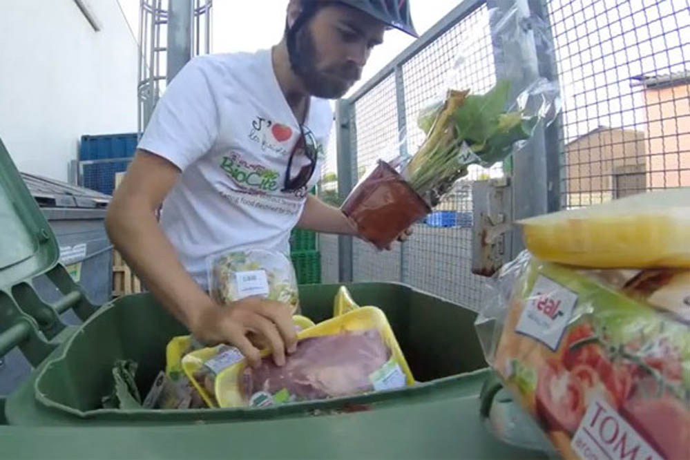Franzose macht 3000 Kilometer-Radtour und isst nur aus Supermarkt-Mülltonnen (VIDEO)