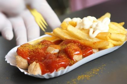 Schmerzen muss es: Curry Wurst, die beißt und brennt