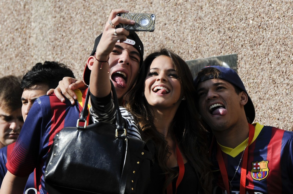 Faul an Neymar: Reaktion von Neymars Freundin Bruna Marquezine vom Brasiliens Fan aufgenommen (Video)
