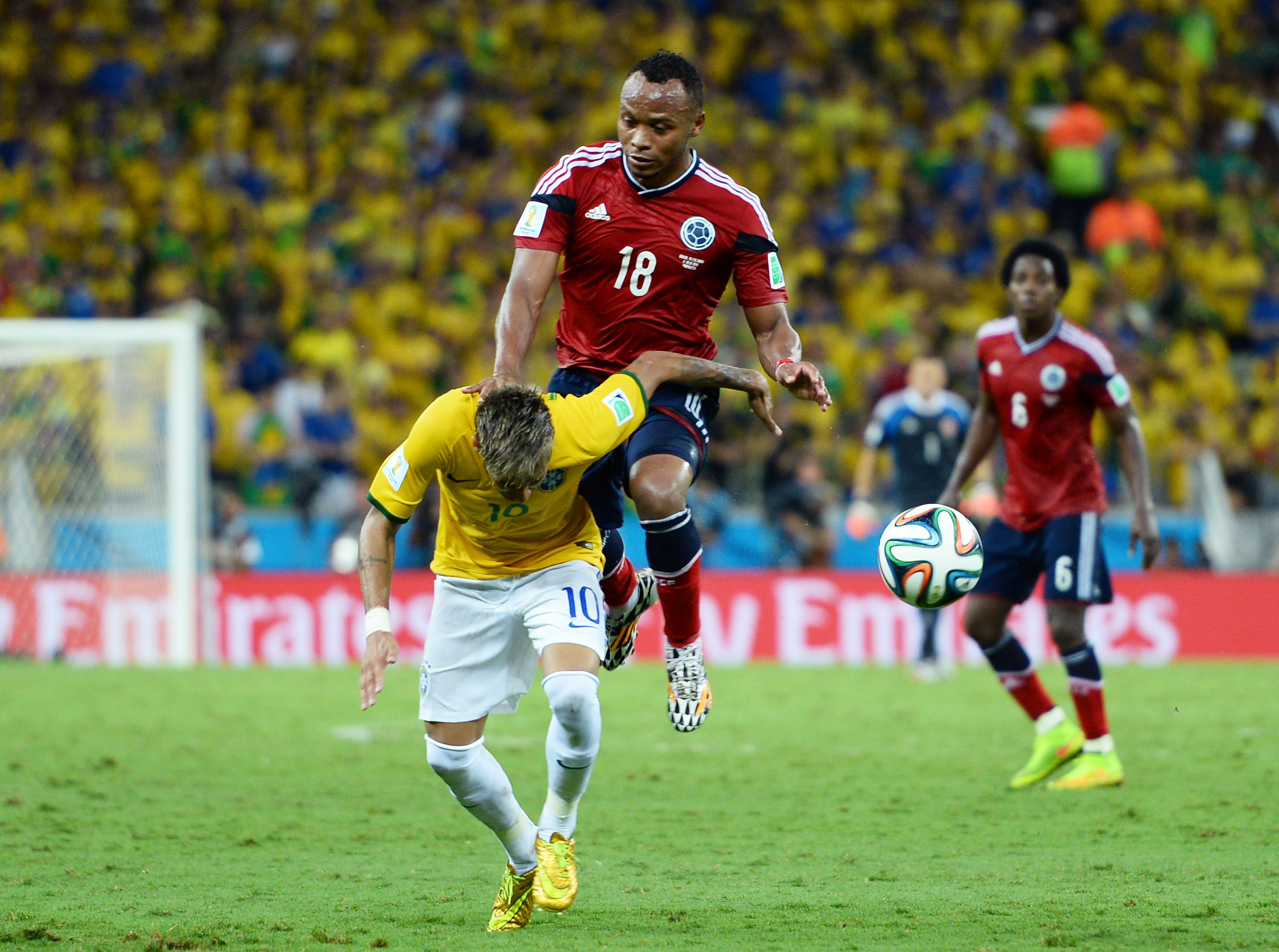 Zu Neymars Wirbelbruch und dem Faul – Juan Zuniga: „Ich hatte nicht gewollt, dass er sich einen Wirbel bricht.“ (Video)