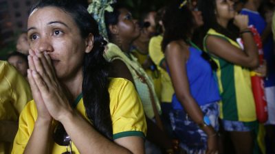 Vor dem Halbfinale Deutschland gegen Brasilien: Brasilianer singen mit voller Freude für Deutschland (Video)