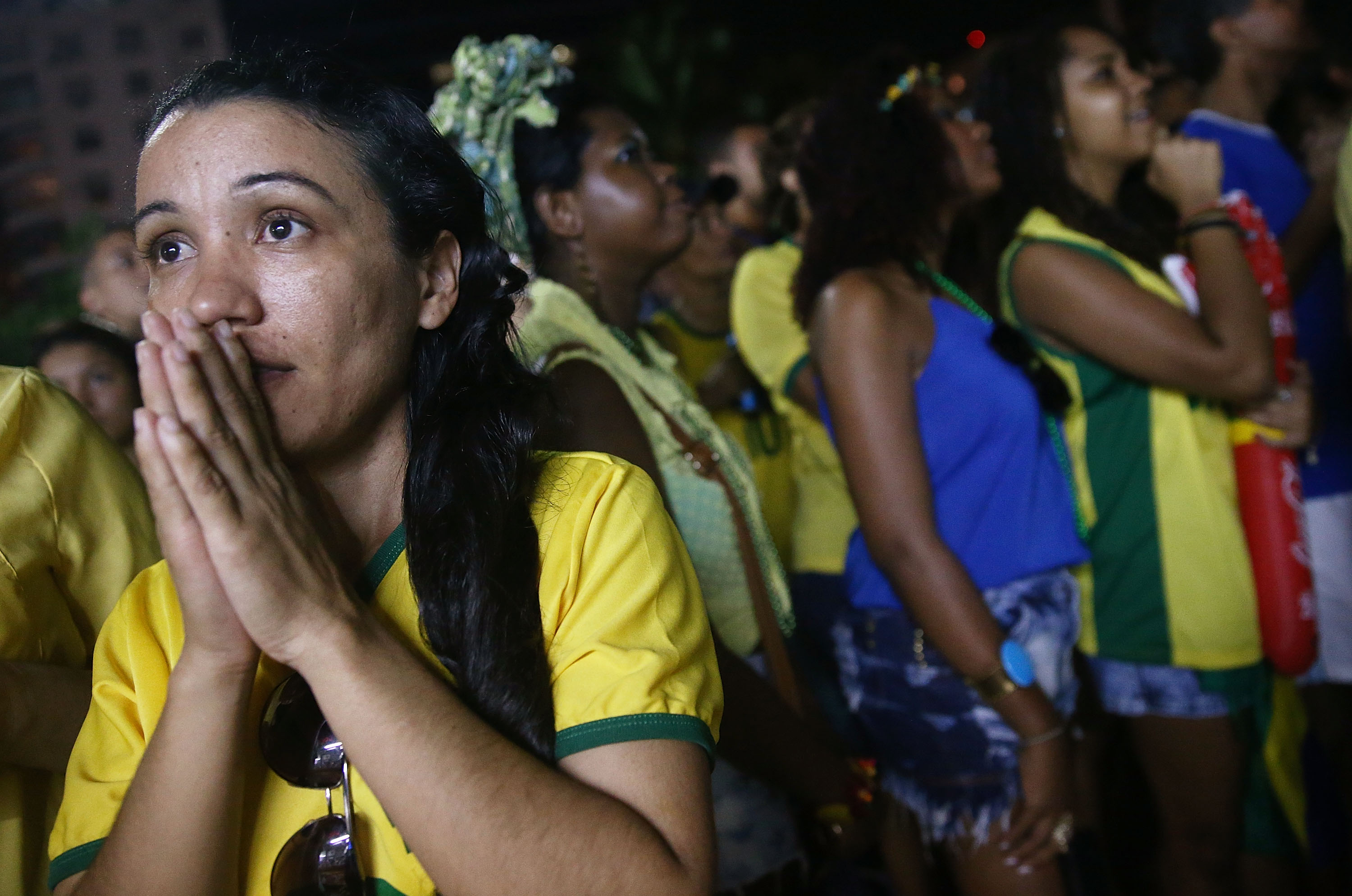 Vor dem Halbfinale Deutschland gegen Brasilien: Brasilianer singen mit voller Freude für Deutschland (Video)