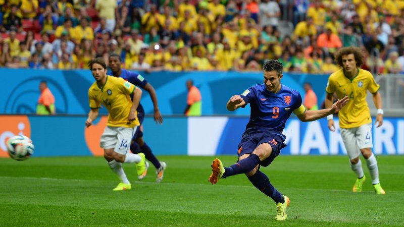 Nach dem Foul von Thiago Silva an Robben: Elfmeter von van Persie schließt die Niederlande in die Führung gegen Brasilien (Video)