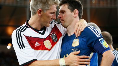 Foto: Bastian Schweinsteiger tröstet Lionel Messi nach dem Sieg Deutschlands gegen Argentinien beim WM 2014-Finale