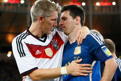 Foto: Bastian Schweinsteiger tröstet Lionel Messi nach dem Sieg Deutschlands gegen Argentinien beim WM 2014-Finale