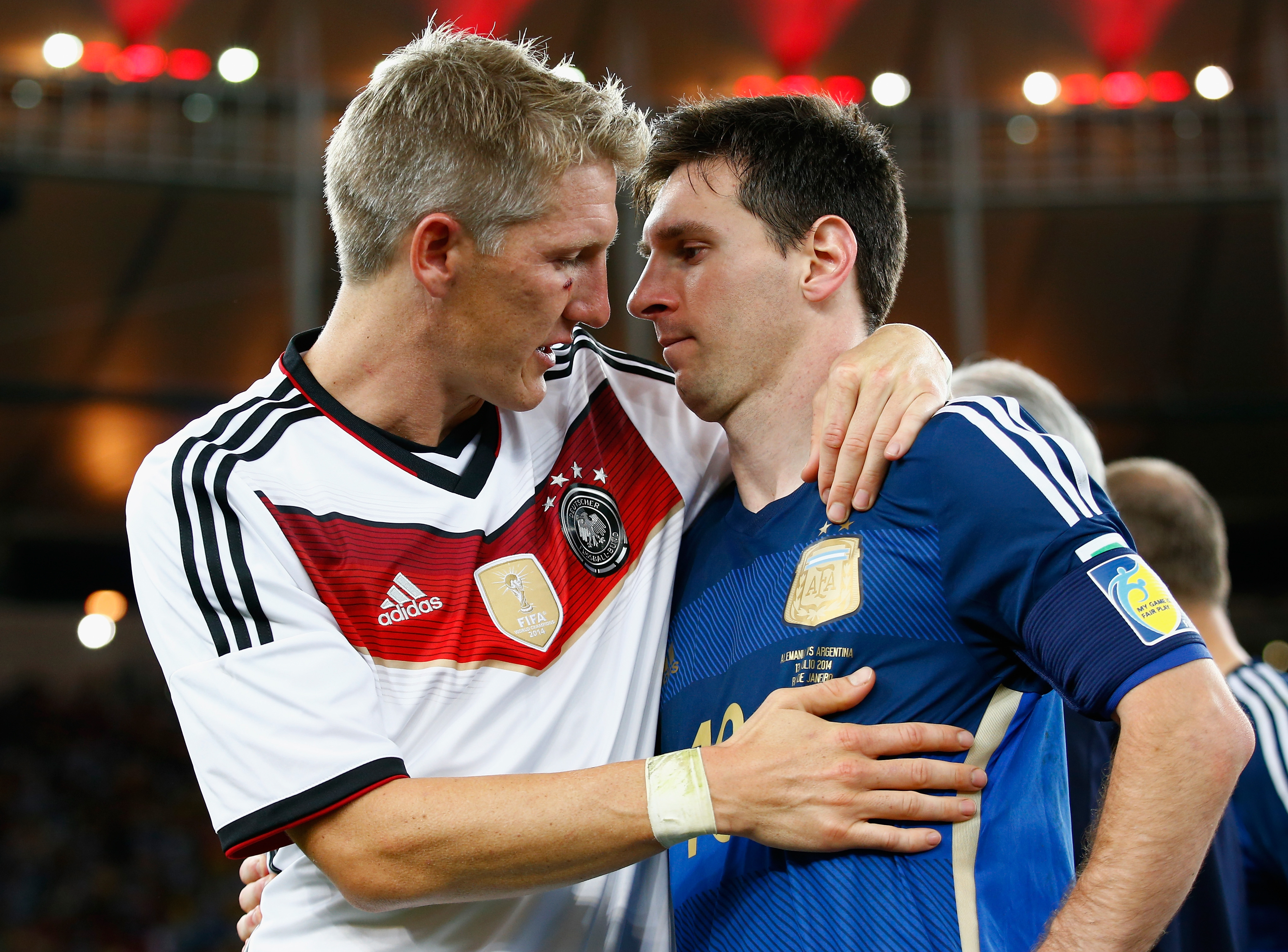 Foto: Bastian Schweinsteiger tröstet Lionel Messi nach dem Sieg Deutschlands gegen Argentinien beim WM 2014-Finale