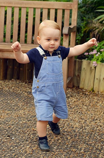 Prinz George zum ersten Geburtstag. Kurz zuvor hat Prinz George begonnen zu laufen. Sicher das größte Geschenk an seine Eltern.
