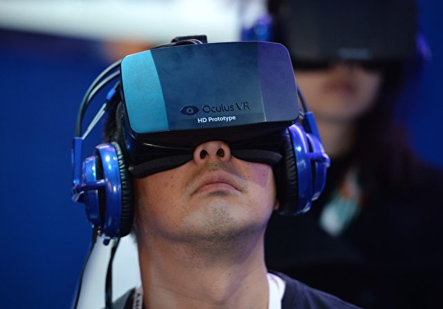 Ein Teilnehmer der International CES 2014 trägt ein Oculus Rift Virtual Reality HD Head-Mounted-Display. Einer von Evleaks veröffentlichten Liste von Apk-Dateinamen ist zu entnehmen, dass das neue Samsung Galaxy Note 4 solche Geräte unterstützen könnte.