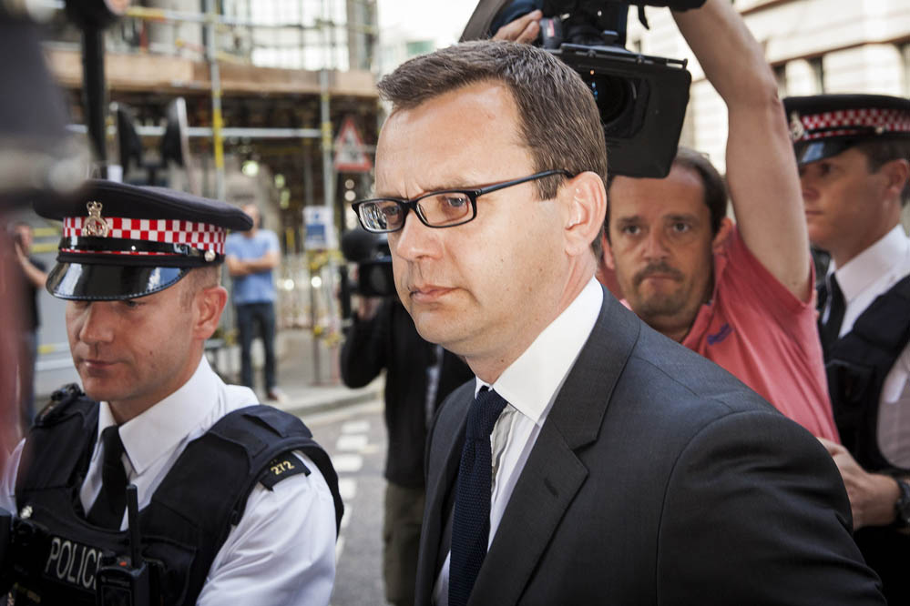 Hauptverantwortung für „News of the World“- Abhörskandal: Andy Coulson muss 18 Monate ins Gefängnis