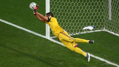 Der argentinische Torwart Sergio Romero parierte die Elfmeter-Bälle von Ron Vlaar und Wesley Sneijder aus Niederland (Video)