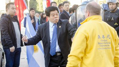 Xi Jinping trifft in Argentinien auf friedliche Proteste von Falun Gong – Aggressiver Militärattaché in Handschellen abgeführt (Video und FOTOS)