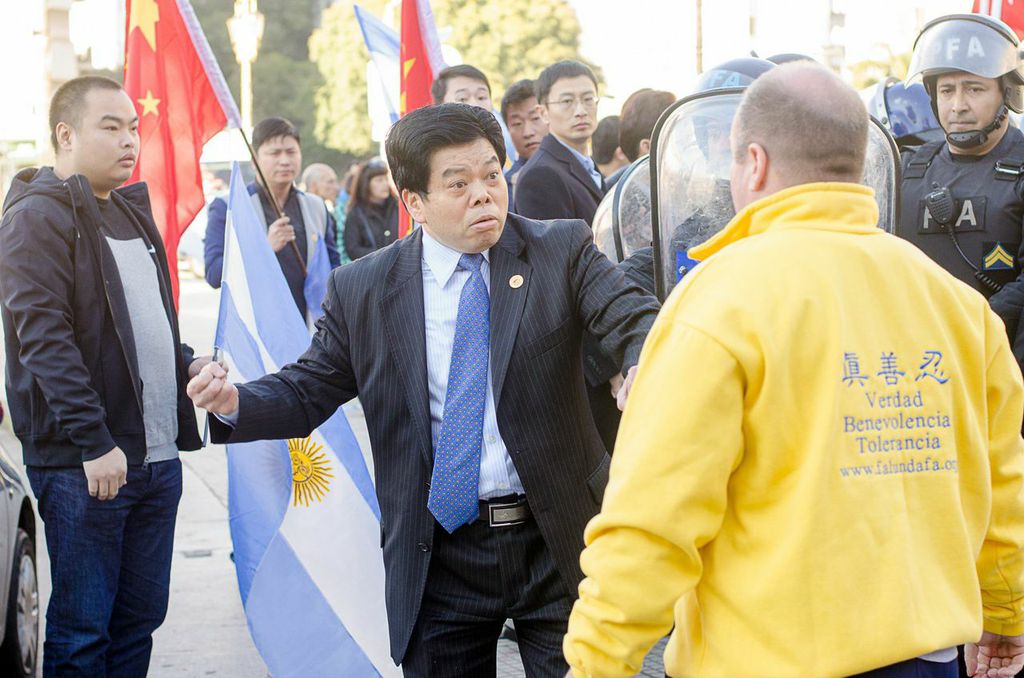 Xi Jinping trifft in Argentinien auf friedliche Proteste von Falun Gong – Aggressiver Militärattaché in Handschellen abgeführt (Video und FOTOS)