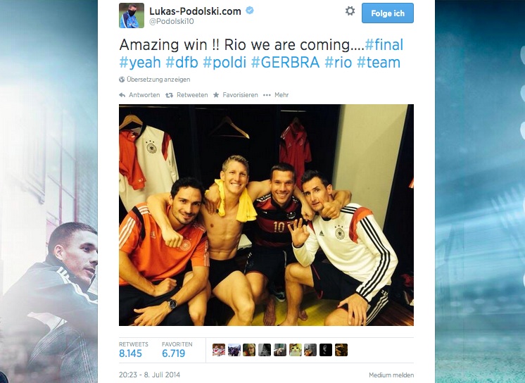 Podolski twittert erstes Kabinen-Foto nach dem Halbfinal-Sieg!